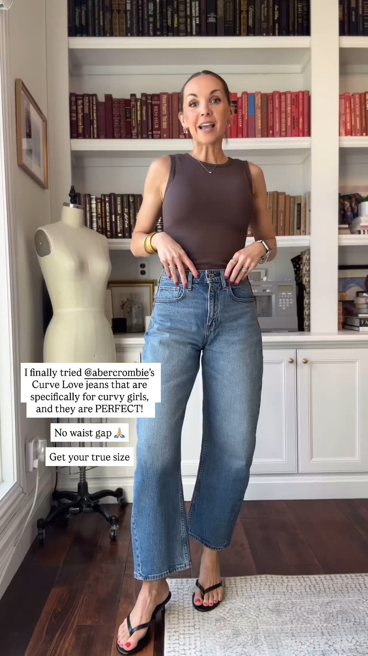 The curve love line @abercrombie was the perfect fit I needed! Absolutely no waist gapping. It’s meant for curvy girls 🙏🏼 get your true size! All denim is 40% off and code DENIMAF stacks for an extra 15% off. #abercrombiepartner 

 
