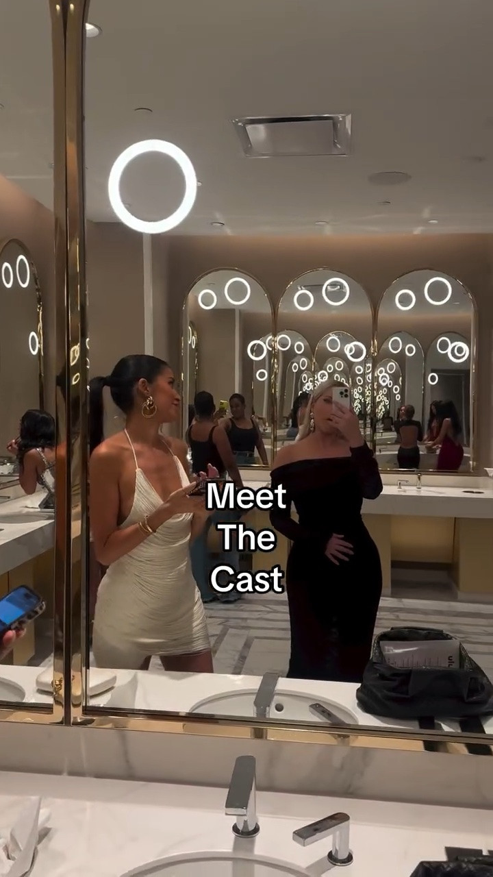 @thegirlsonhulu bathroom chronicles before the club! 🥂🎡👯‍♀️💃

#LTKSeasonal #LTKootd #LTKdayinmylife