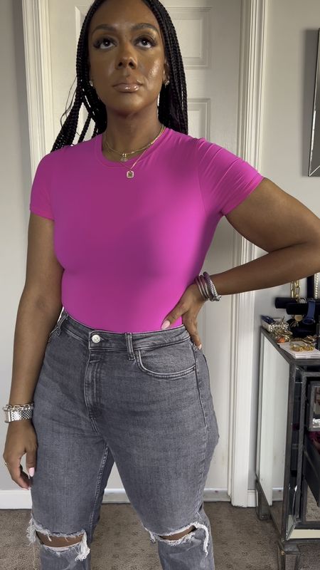 The fits everybody collection of SKIMS is chefs kiss . Very smoothing and goes up to a 4X 

#LTKunder100 #LTKcurves #LTKFind