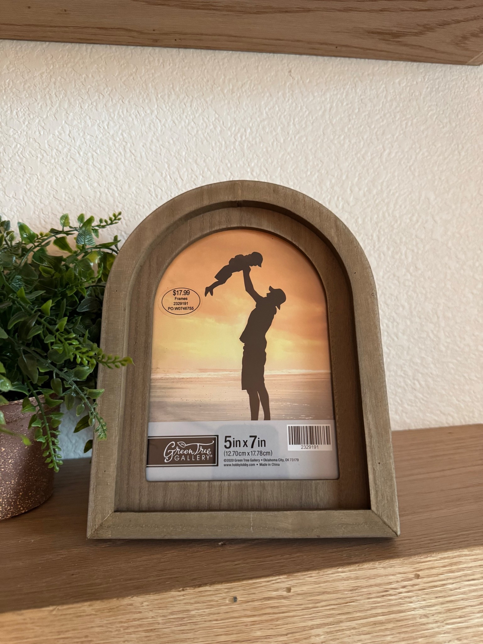 Love this little arched picture frame! #pictureframe #archframe #shelfdecor #decor 

#LTKHome
