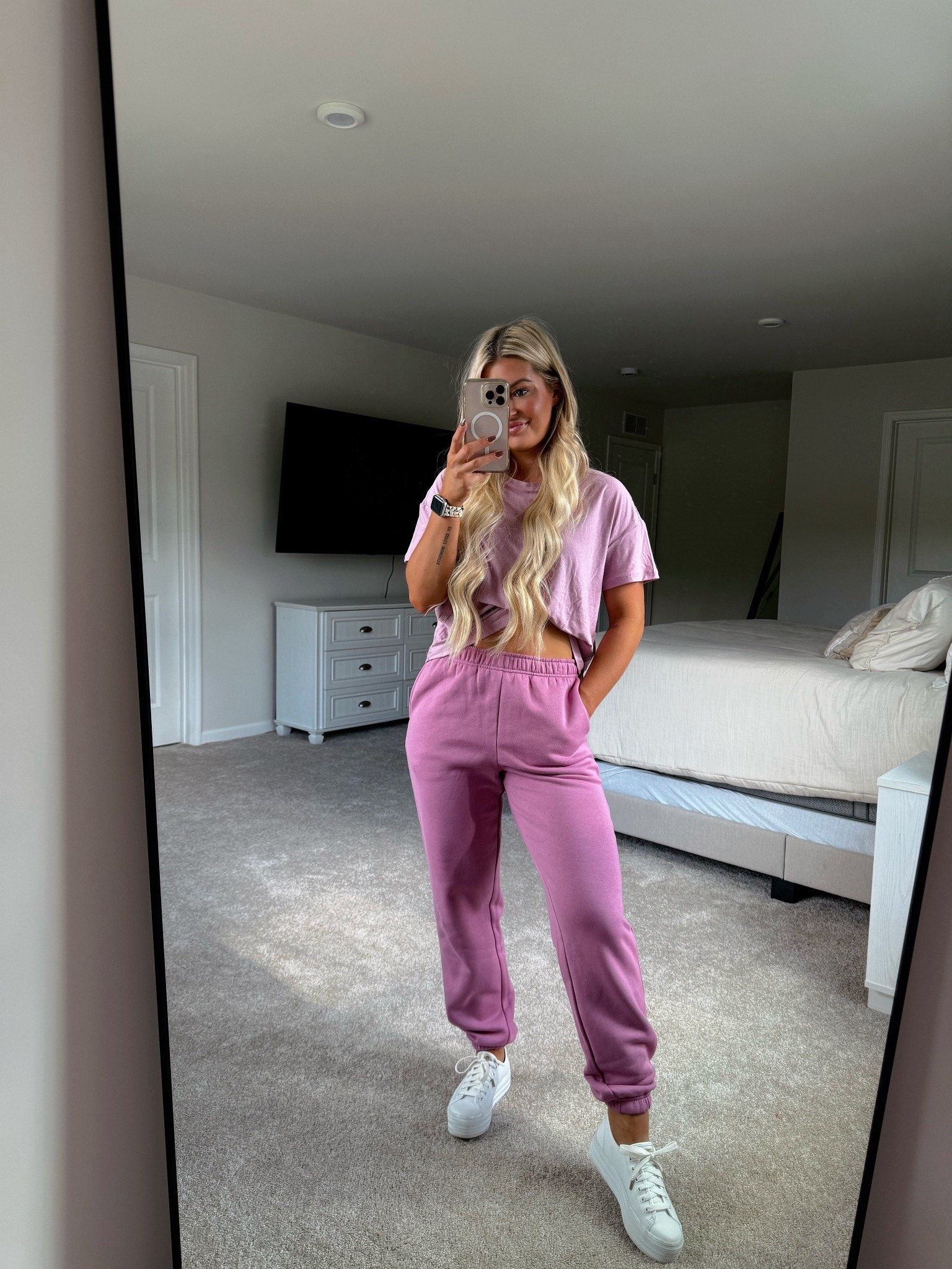 Fall casual outfit I’m LOVING from Walmart 

These sweats are $11 and so cozy and luxe feeling. Paired them with a simple cropped tee and sneakers 

#LTKSeasonal #LTKStyleTip #LTKFindsUnder50