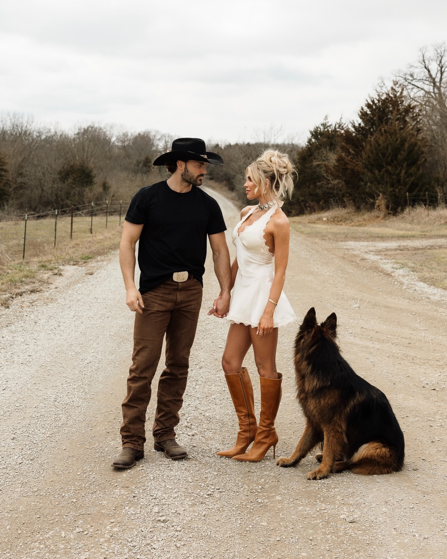 Spring, but make it Western 🪶🪵🤎🐴🖼️🪵✨ You can find the links below!

#ootd #fashion #outfitinspo