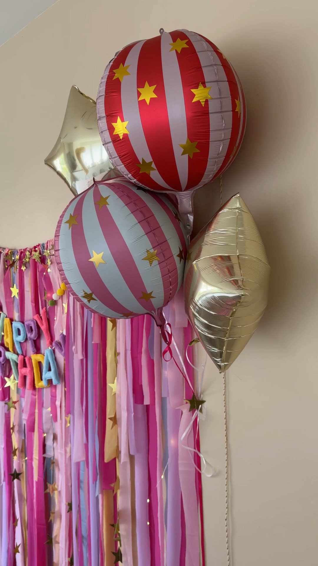 The cutest diy backdrop for any birthday or occasion! Check out my Instagram for a tutorial! 

#backdrop #girlbirthday #birthdaybackdrop