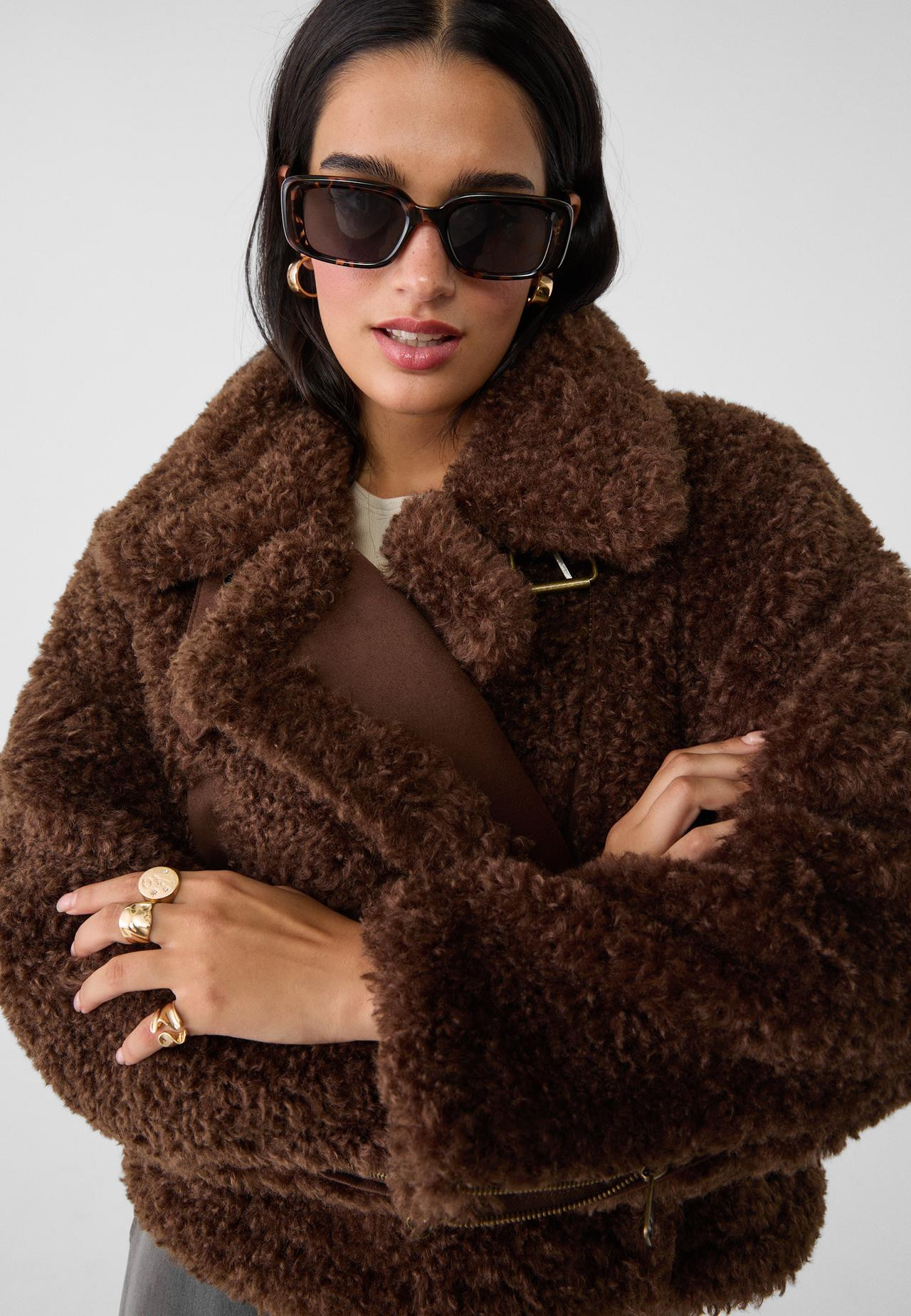 Faux shearling lined jacket made of faux fur fabric. Lapel collar with tab and long sleeves with ... | Stradivarius (UK)