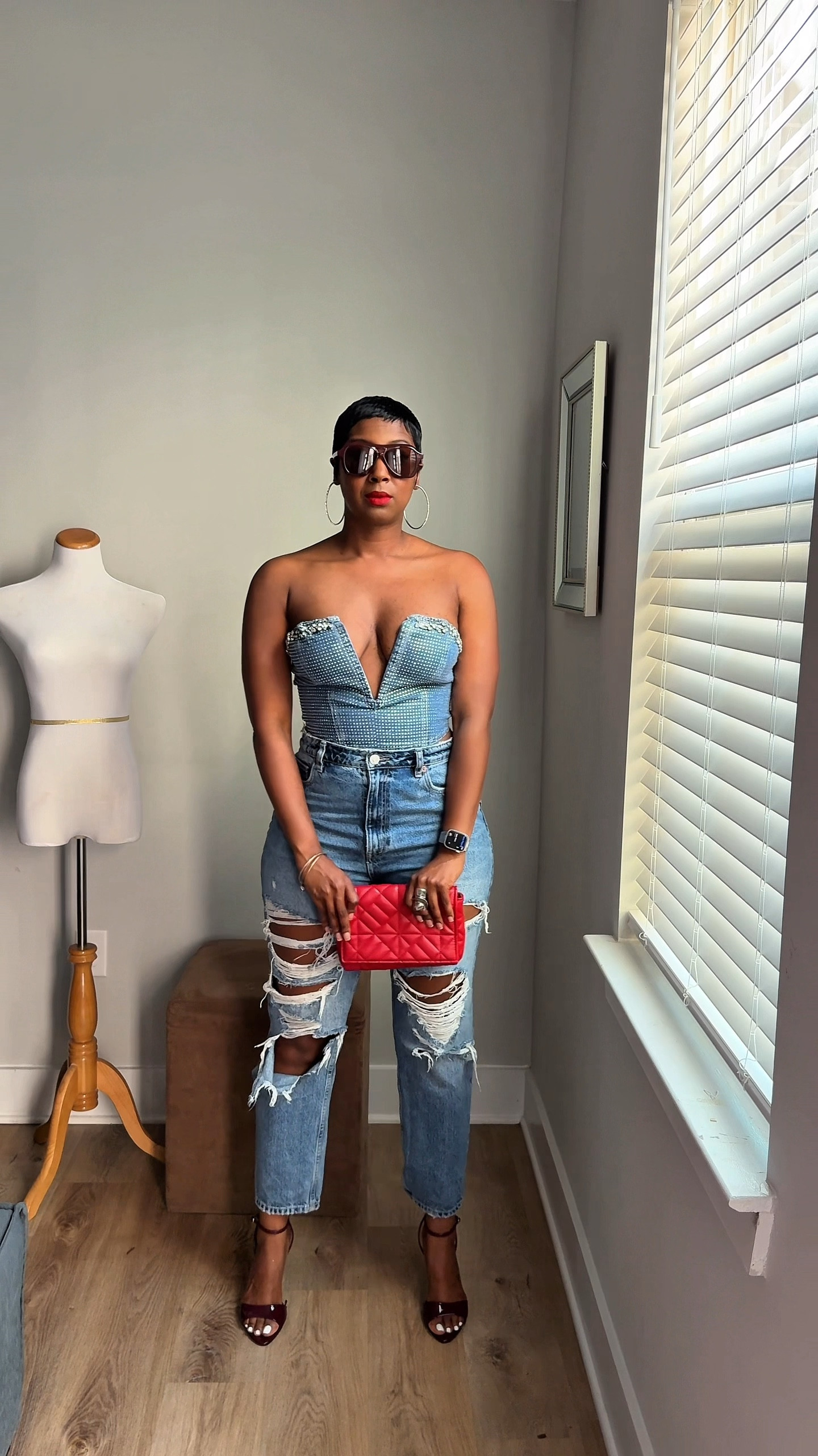 Tagging what is available through LTK. 

Lippy 
Sunnies
Shoes 

#LTKStyleTip