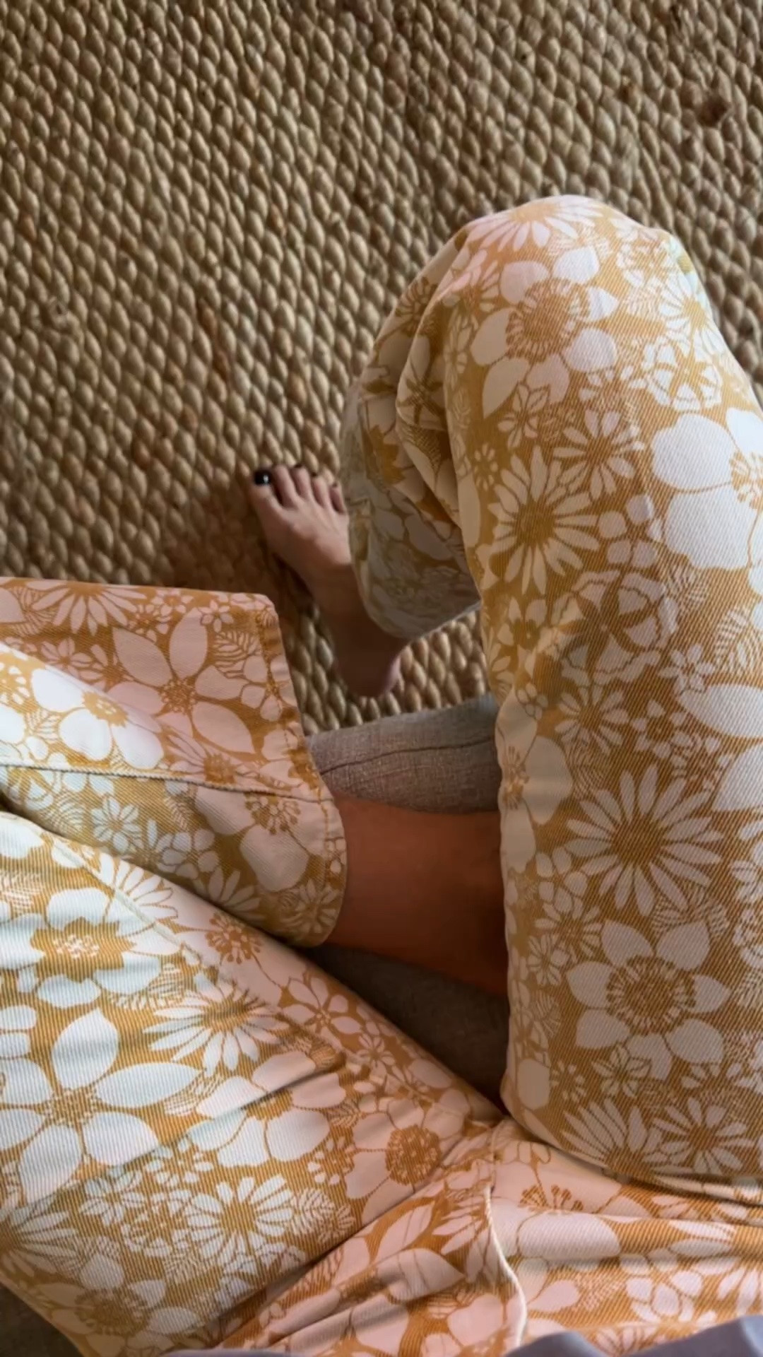 Mother knows best 🌼🌻 When your jeans are basically a whole mood 🌼🤎
The retro floral print? TOO cute. Consider my denim-loving heart officially obsessed.

#motherdenim #nicolecolee

#LTKdayinmylife #LTKgrwm #LTKootd
