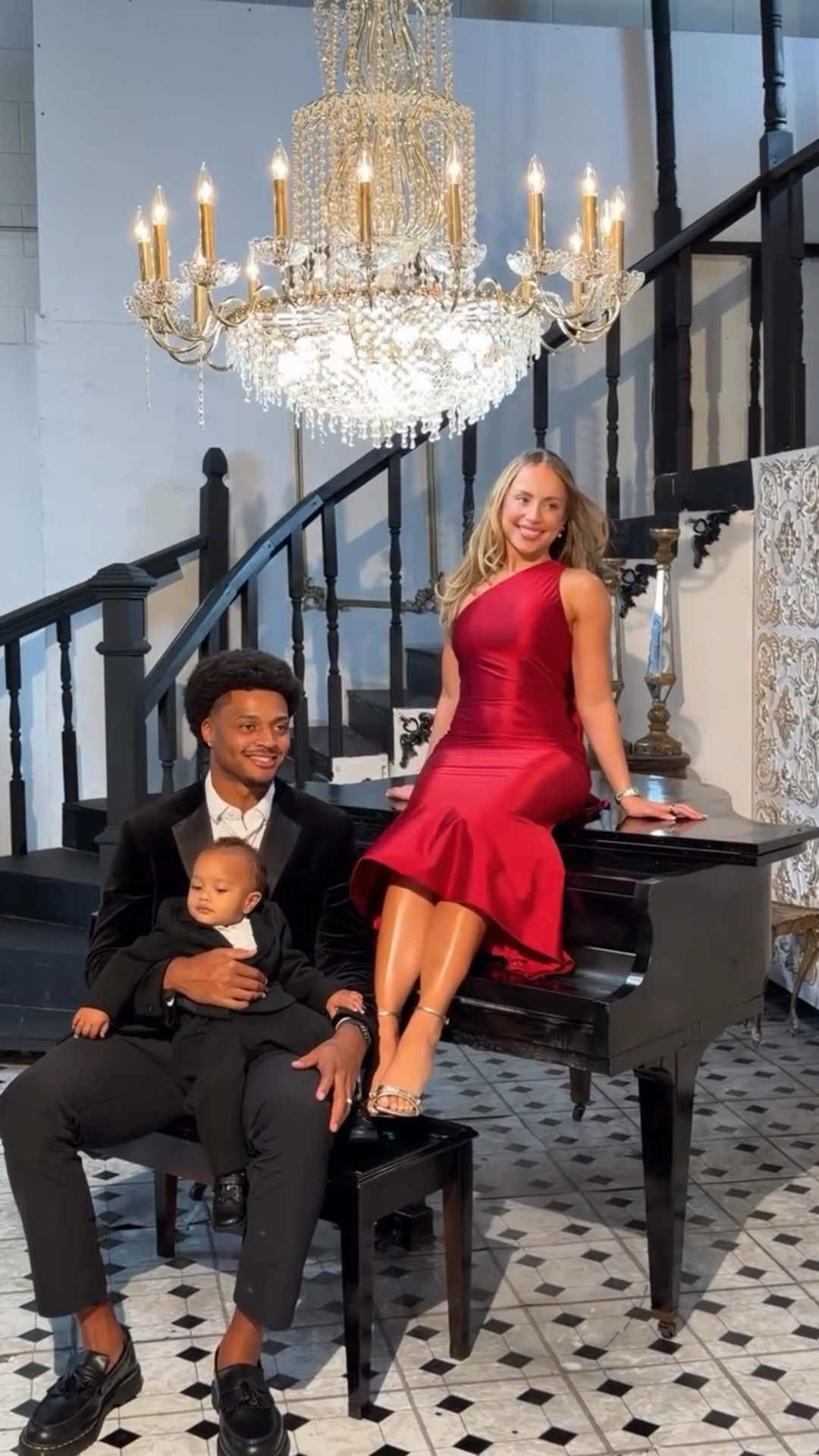 A sneak peek of our holiday photos ❤️🎄

#LTKHoliday