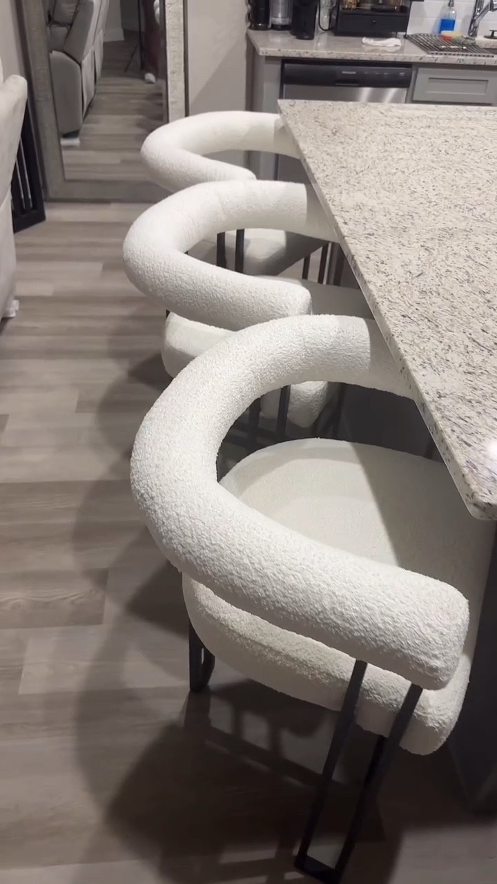 My kitchen is one of the places o spend most of my time! So you know the kitchen has to match the vibe of the rest of the house. Come back for part two to see I how I decorated my island 🖤💋
Everything is on my LTK Shop! 🔗 in Bio 🫶🏾
Counter Stools Link: https://creatorsold.io/wayfair/unforgettablenia/kitchen-decor-essentials
#homedecorideas #kitchendecor #wayfairfinds #kitchendesignideas #kitchencounterdecor
