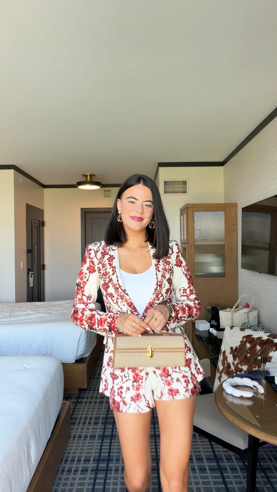 Get dressed with me for another day at my shorts/blazer set is @aliceandolivia ❤️

#LTKCon