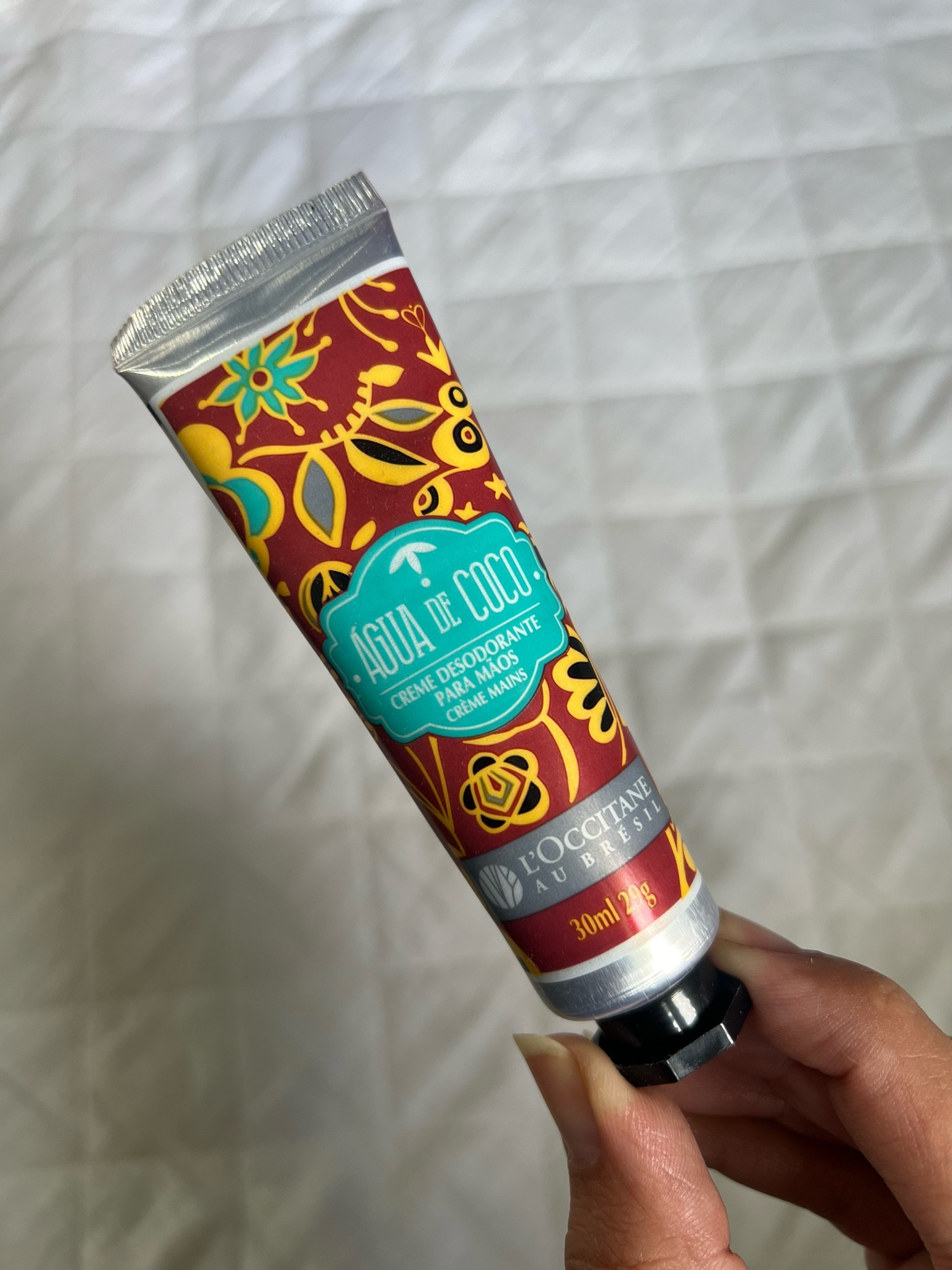 Creme para Mãos Loccitane Au Brasil 🩷

Inspirado na Água de Coco, ingrediente que refresca os dias quentes de verão, este creme de mãos traz um toque macio e aveludado para a pele, deixando-a hidratada e perfumada com uma delicada fragrância aromática floral.

#LTKbrasil #LTKstyletip #LTKbeauty