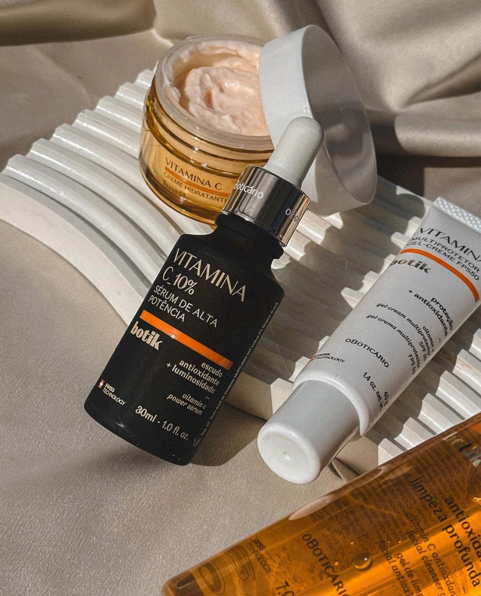 Eu sempre testo os lançamentos da linha Botik de O Boticário.  Dessa vez testei
Botik Vitamina C e me impressionei MUITO.

São quatro produtos, o Gel de Limpeza, Sérum de Alta Potência, Creme Hidratante e Gel Creme
Multiprotetor. Todos eles possuem ação antioxidante da Vitamina C e a tecnologia Suíça tradicional da linha Botik.

Eu gostei muito dos quatro, mas o Sérum me conquistou muito. A pele fica super iluminada e com aspecto saudável, além de protegida dos radicais livres e do envelhecimento precoce. 🍊

#LTKbeauty #LTKbrasil