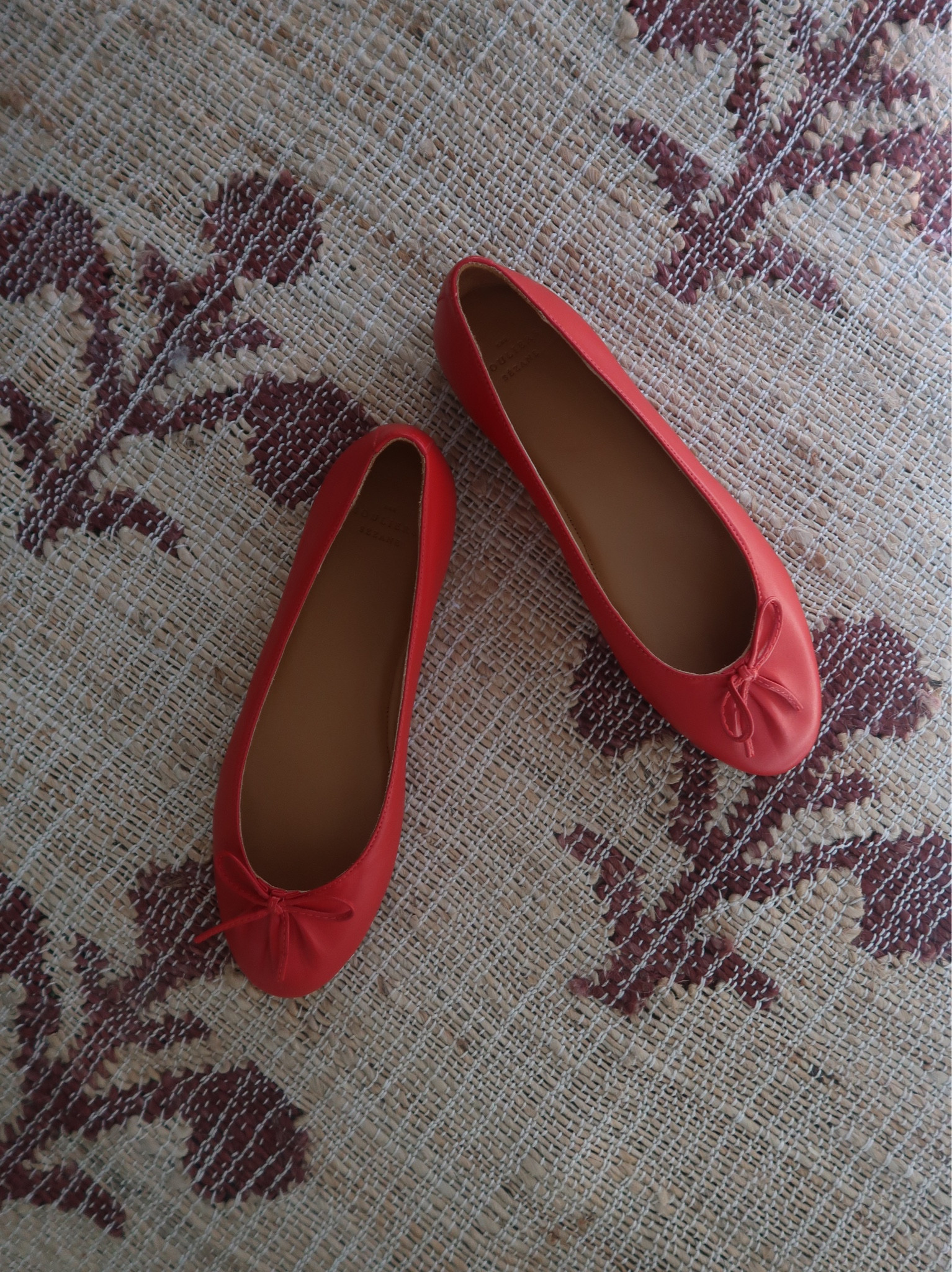 Little red spring flats ❤️ these are SO comfy. I’m between sizes (8 and 8.5) and have the 8 and they fit great, even with a little room. 

Spring style
Spring shoes
Spring footwear
Red shoes
Spring outfit

#LTKShoeCrush #LTKSeasonal #LTKStyleTip
