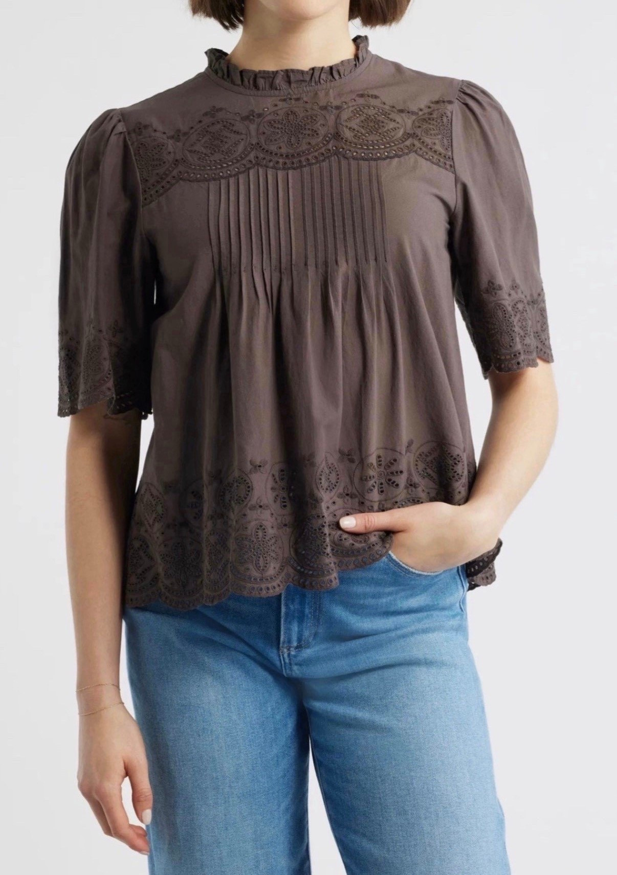 Styling white jeans 
Spring outfit 
Vacation outfit 
Brown sandals
Tortoise shell glasses 

#LTKSeasonal #LTKdayinmylife