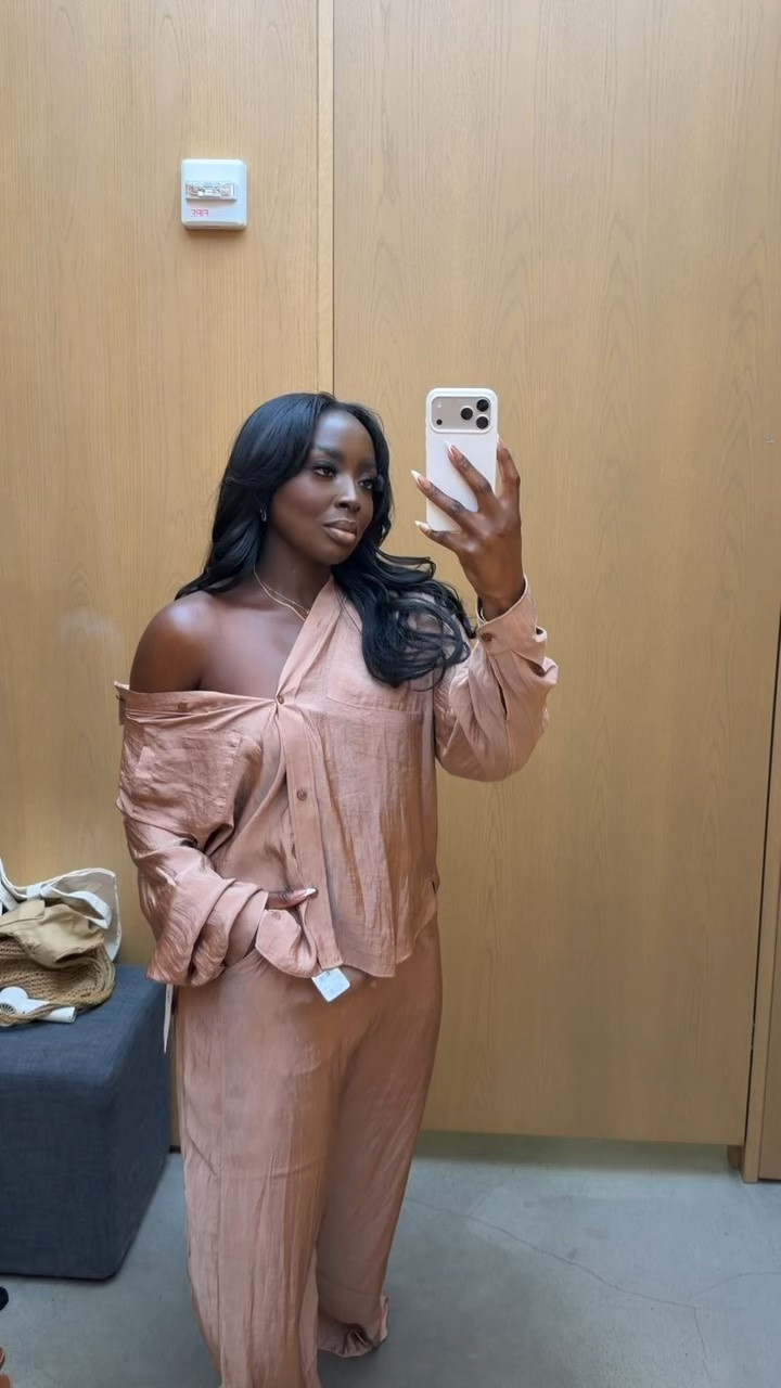 OK because this is giving loungewear in the house and casual chic to wear outside. I love this oversized look! I’m wearing a large in both the top and the bottom. #ALO #fashion #athleisure