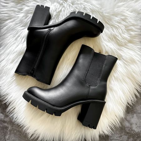 Scoop Women’s Lug Sole Chelsea Boots runs true to size