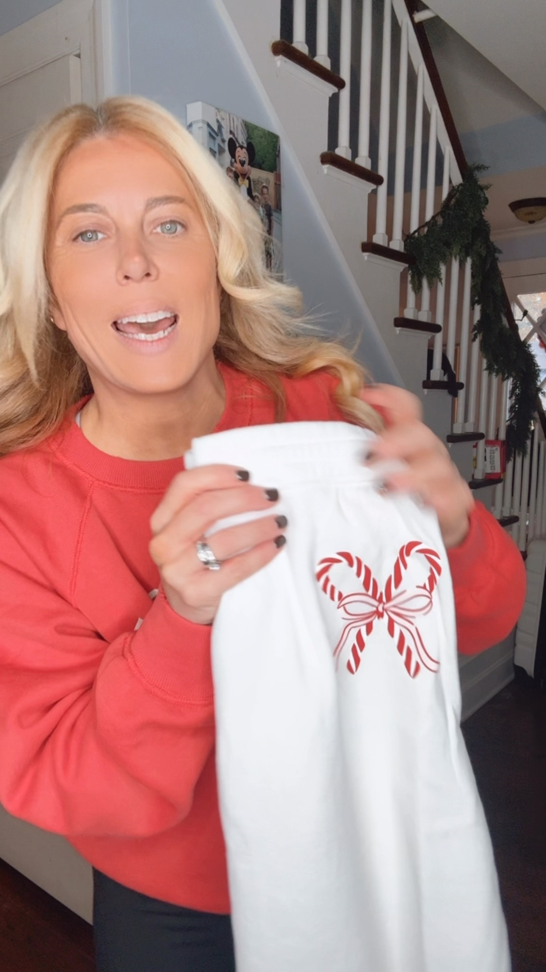 Hollister baggy sweatpants 

#LTKFindsUnder50 #LTKHoliday #LTKStyleTip