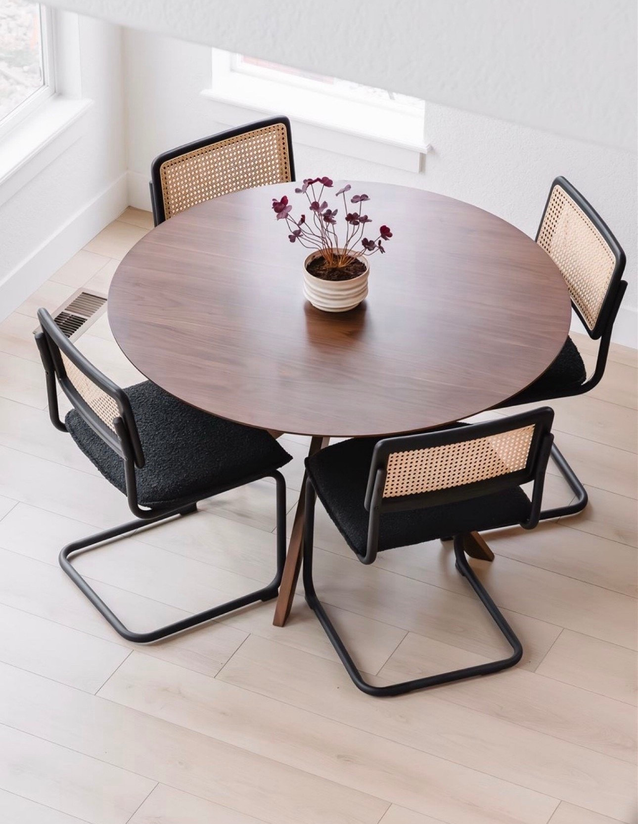Inexpensive dining set!

Table
Chairs 
Amazon 
Target 
Home decor 
Faux plant 


#LTKOver40 #LTKHome