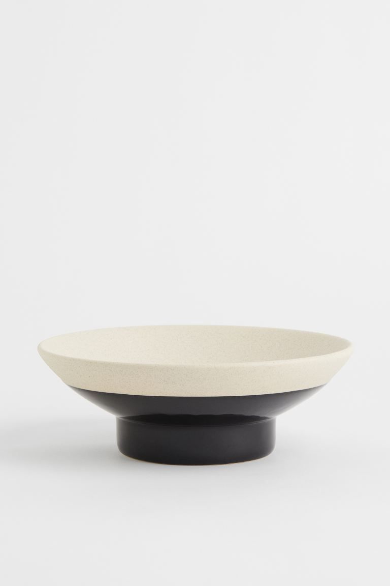Pedestal bowl in glazed stoneware. Diameter at top 8 1/4 in. Height 3 in.Weight1 kgCompositionMai... | H&M (US + CA)