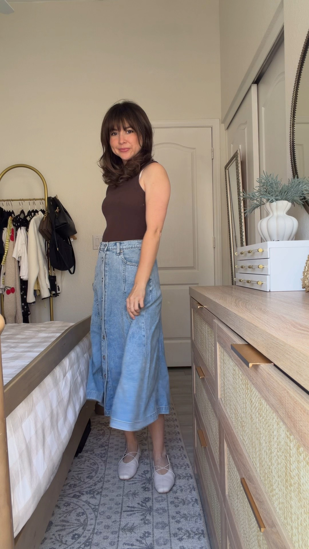 If you’re under 5’3 and think midi skirts don’t work… this one does.
The length hits perfectly on my 5’2 frame, the button front keeps it flattering, and the fitted tank balances it out without trying too hard.
Easy, classic, and something I’ll wear on repeat.



#LTKPetite #LTKSeasonal
