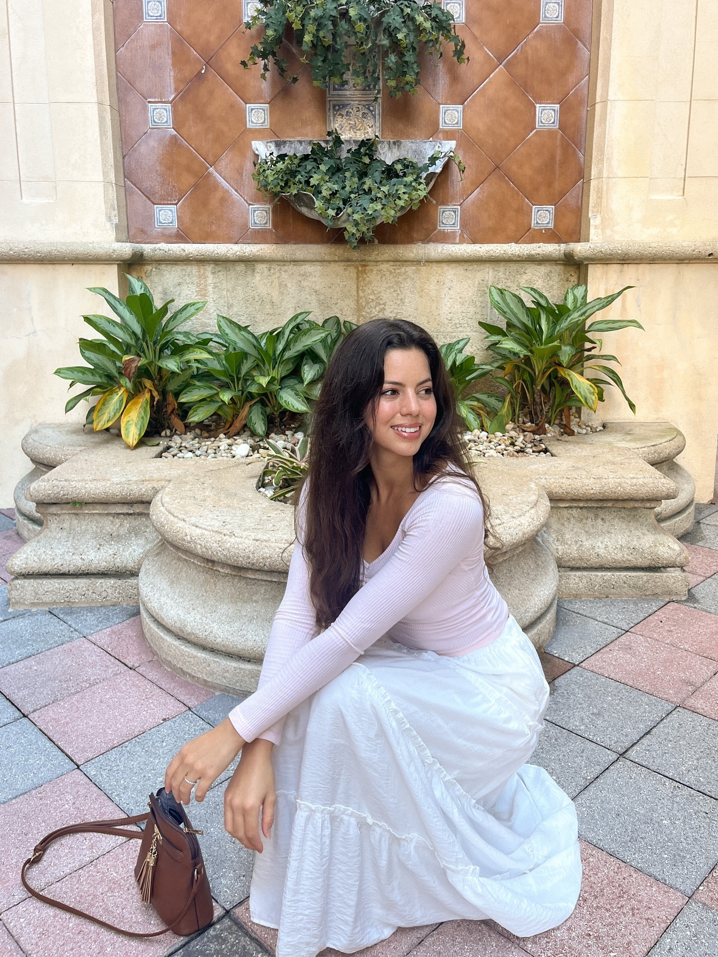 August, you’ve been good to me, but I’m ready for pumpkin spice season😌☕️🤎

Pink ribbed top, white maxi skirt, brown leather bag with tassels, suede pink kitten heels

