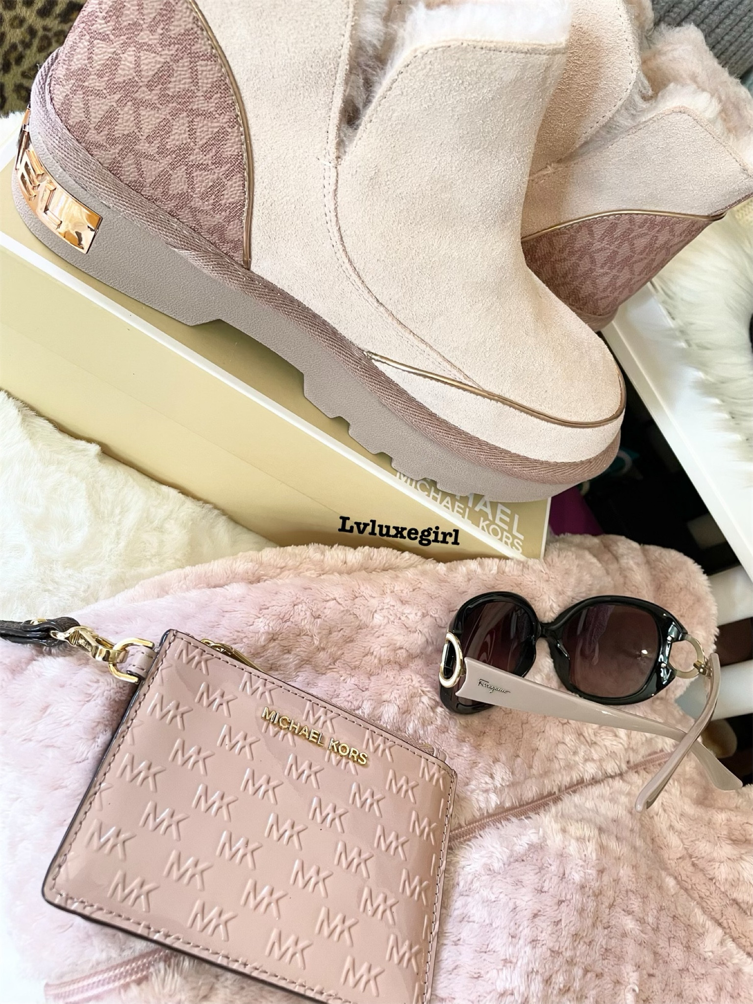 #Ferragamo #ferragamosunglasses #michaelkorsboots #michaelkorswallet #michaelkorswristlet #columbiajacket 

#LTKsalealert #LTKitbag #LTKstyletip