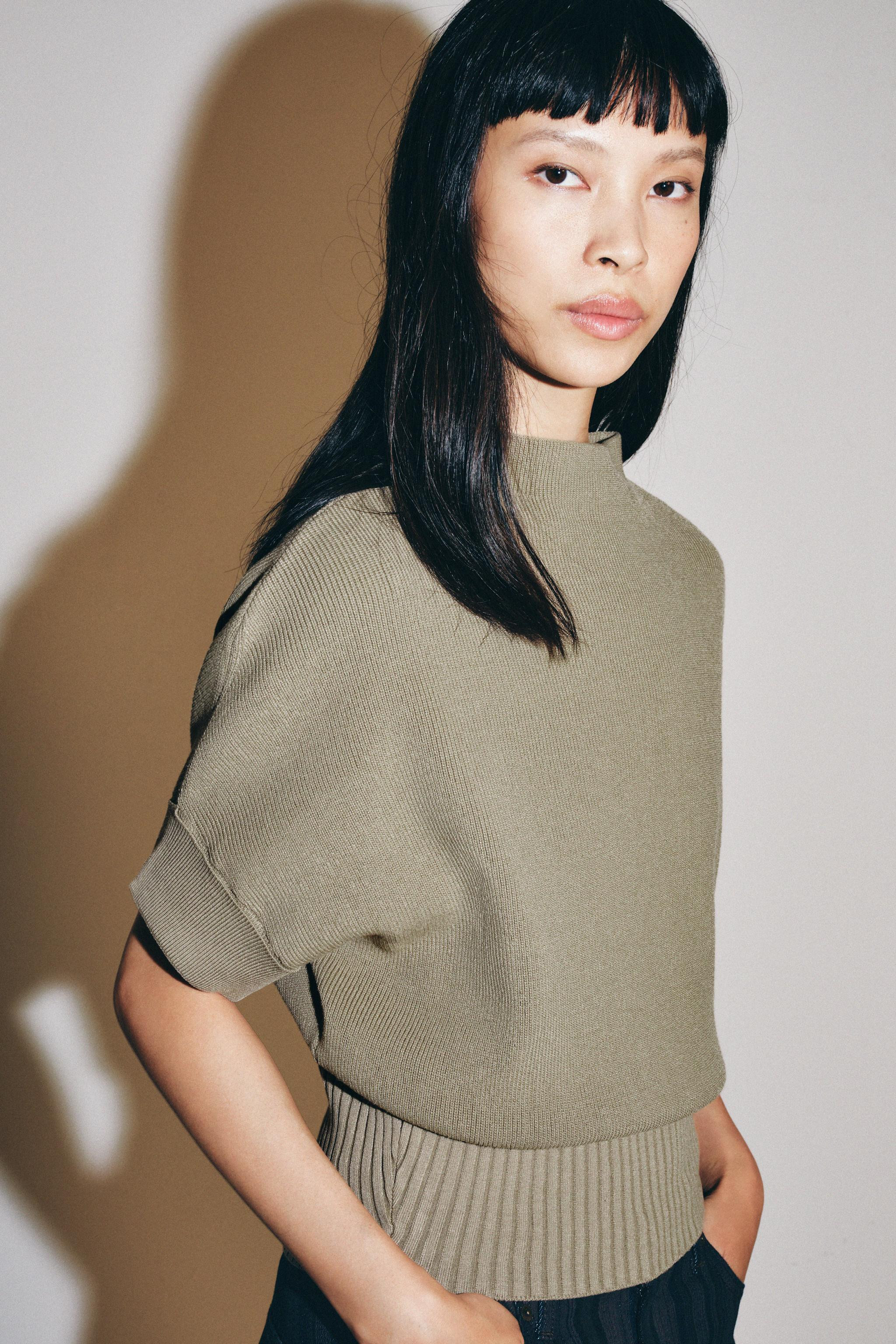 Model height: 178 cmRound neck, short sleeve top. Fitted hem. | Zara DE