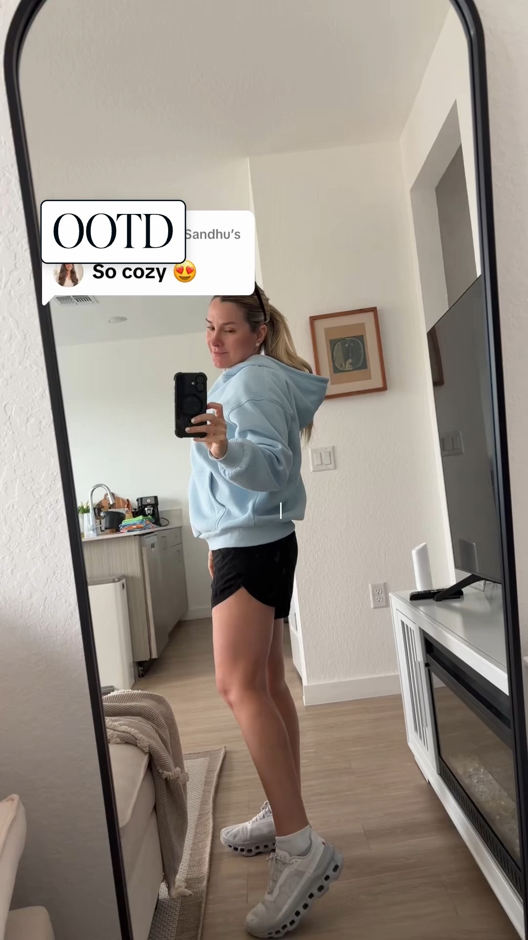 Beautiful wearing size small !