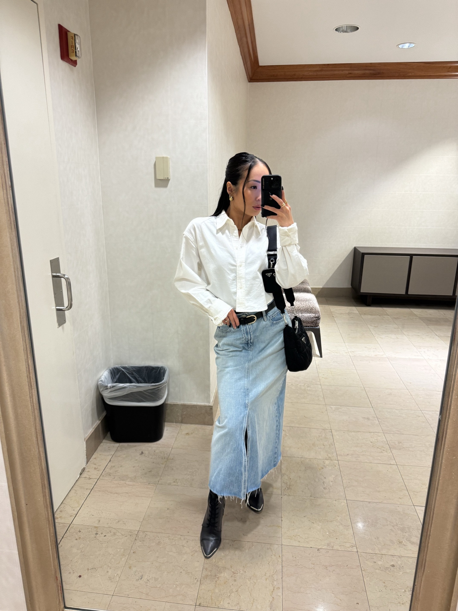 This denim skirt is my new obsession. It goes with everything 😍 #uniqlofinds