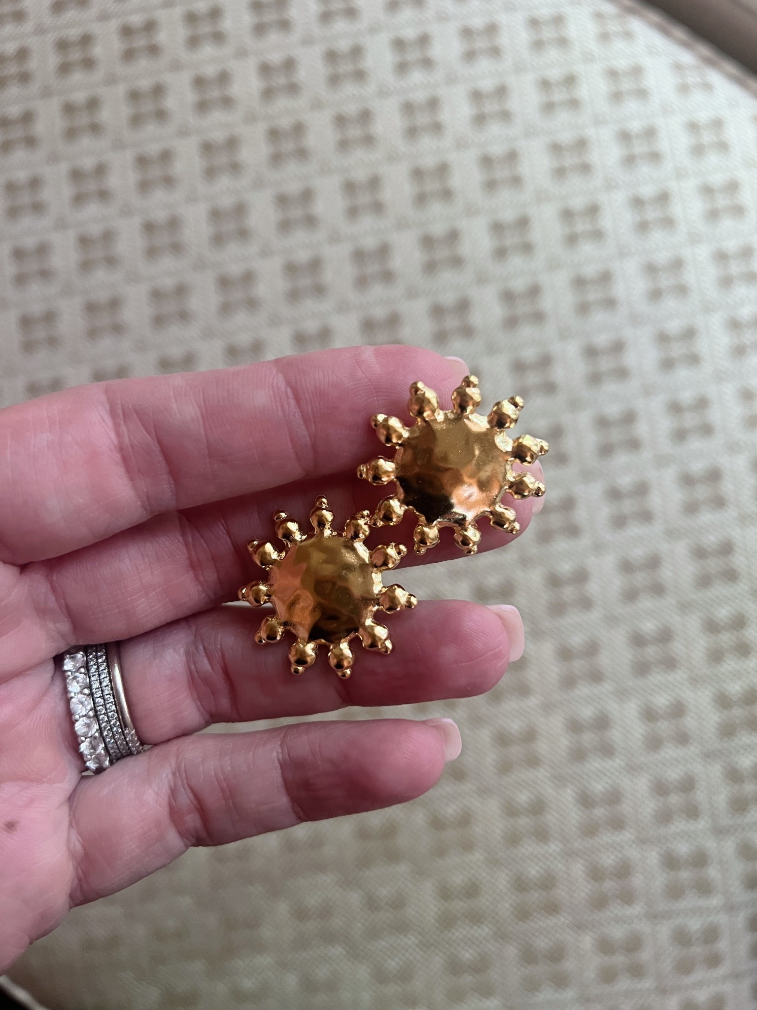 Really pretty stud earrings 😍