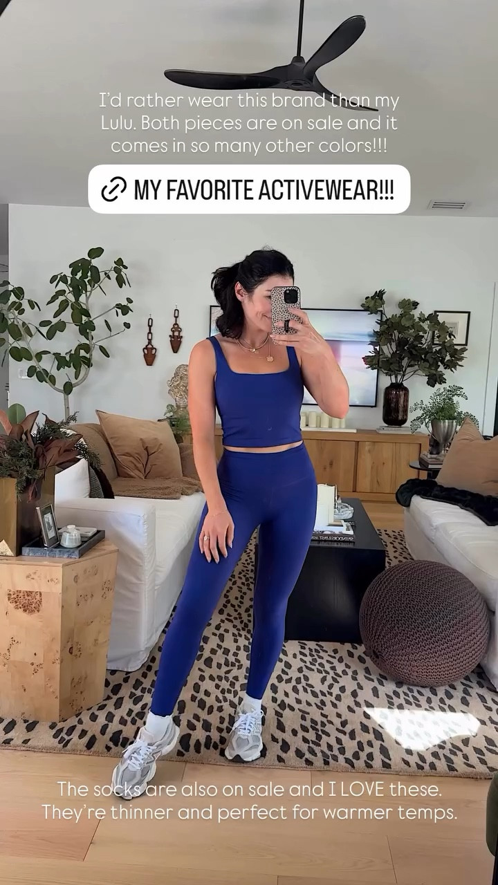 The socks are also on sale and I LOVE these. They’re thinner and perfect for warmer temps.  I’d rather wear this brand than my Lulu. Both pieces are on sale and it comes in so many other colors!!!