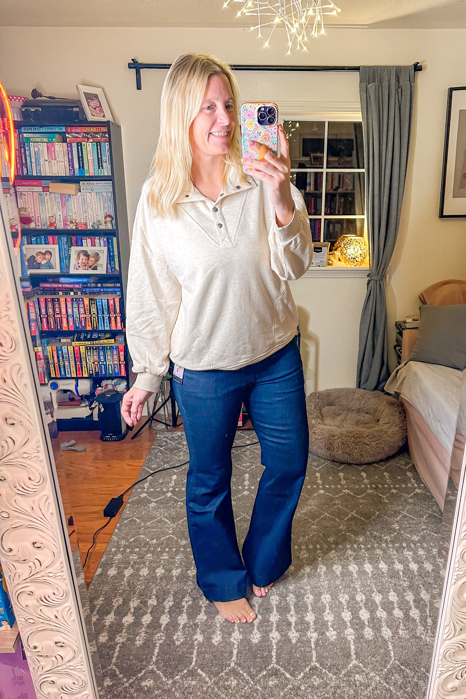 If you need some pants that look good and have some stretch to them. Get these. So comfy. 

sweatshirt large 
jeans 12 



#LTKFindsUnder50 #LTKStyleTip #LTKOver40