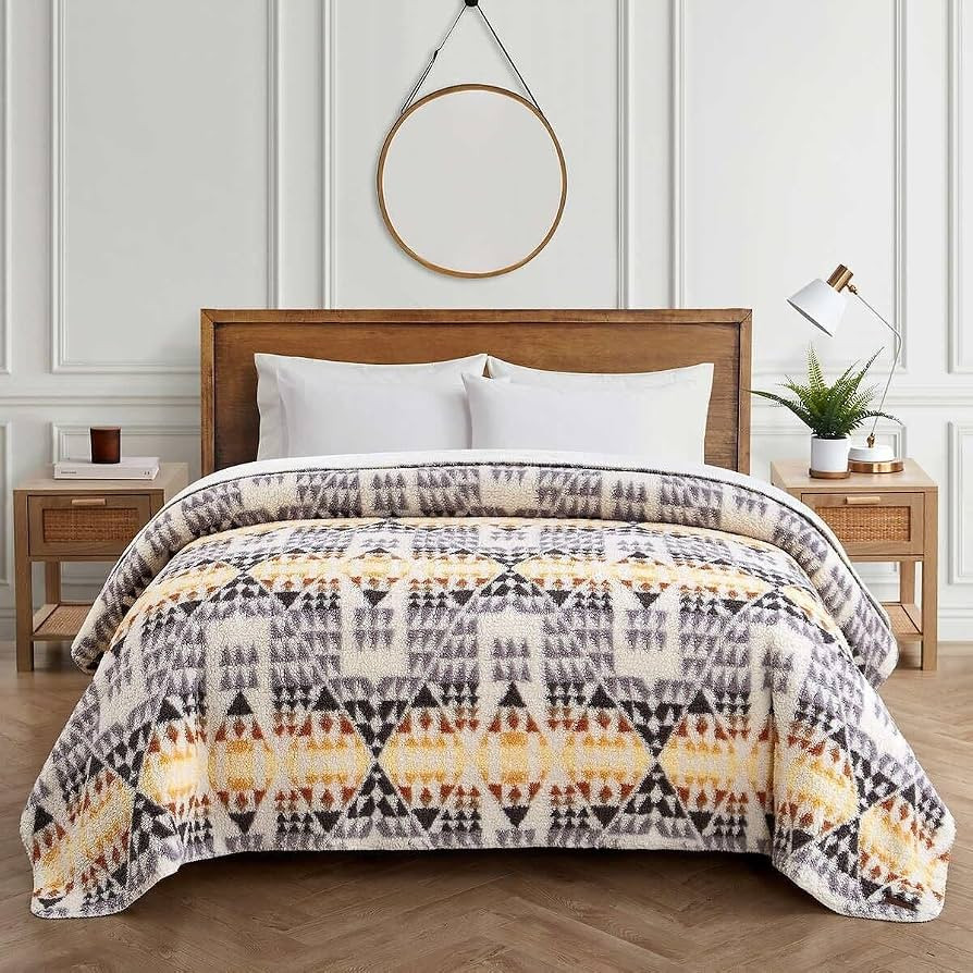Amazon.com: Pendleton Oeko-Tex Sherpa Fleece Blanket (White Arrow Point, Queen (U.S. Standard)) :... | Amazon (US)