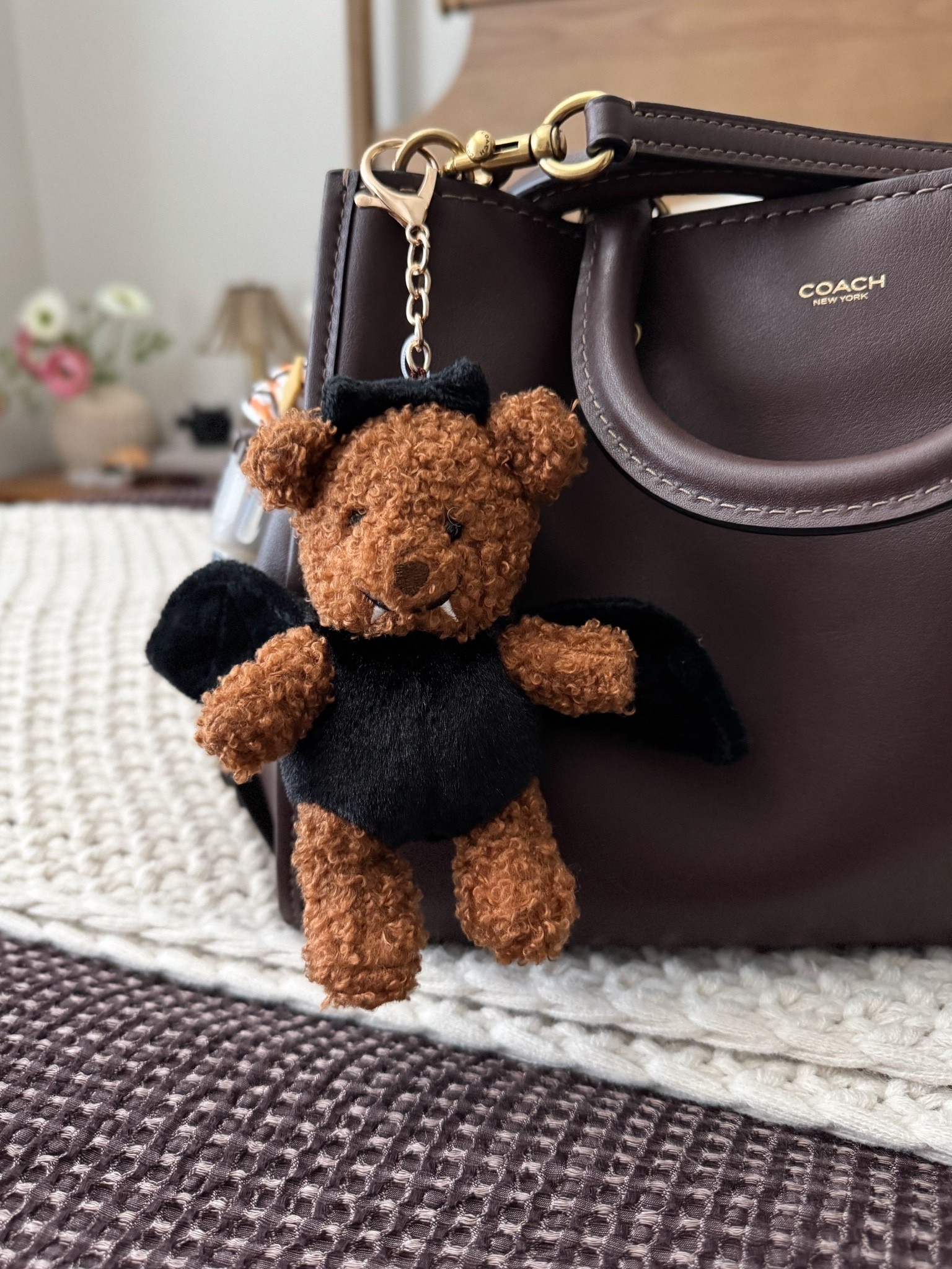 30% off the cutest spooky bag charm🦇

target finds, target style

#LTKSaleAlert #LTKHome #LTKootd