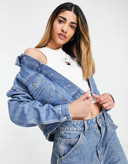 Tommy Jeans cropped flag back print denim trucker jacket in mid wash | ASOS (Global)