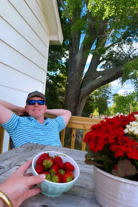 Freshly picked 🌱 strawberries 🍓 on the deck 🪵 with the hubby 🥰 while little man is napping!! 😴 what a beautiful day it’s been!🤰