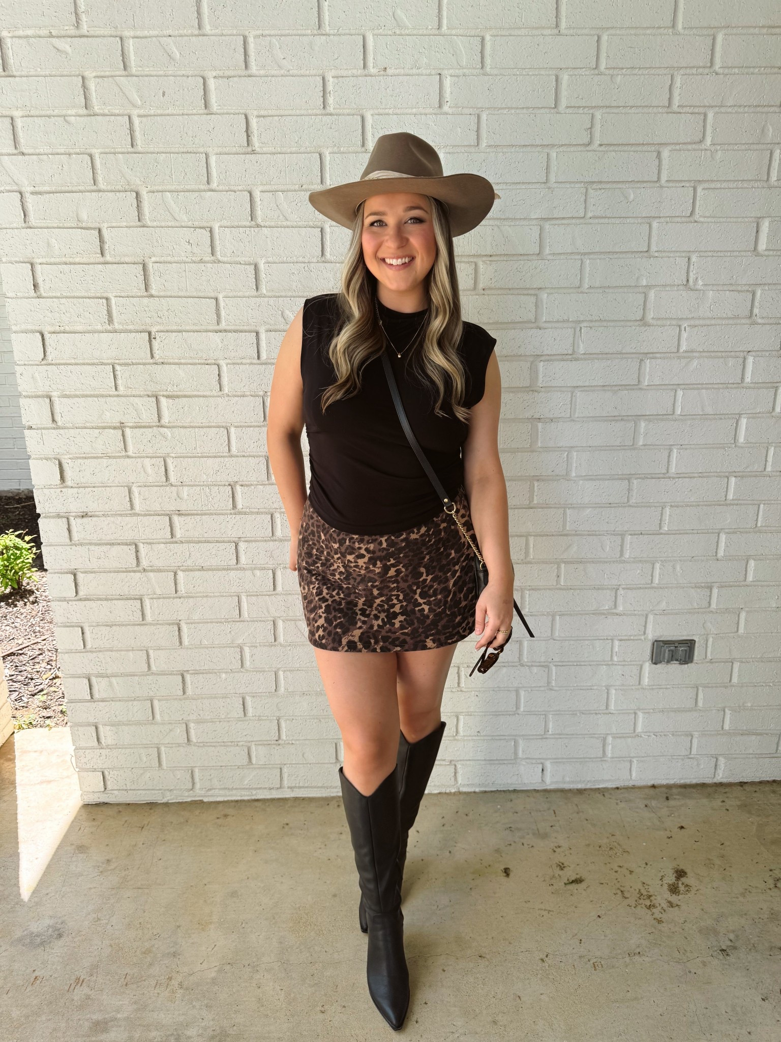 To the rodeo we go 🤠🐎 #rodeooutfit #westernoutfit #texas #nashville #rodeo #rodeostyle #cowgirl 
Top - H&M 
Skirt - Abercrombie
Hat - rustler hat co 