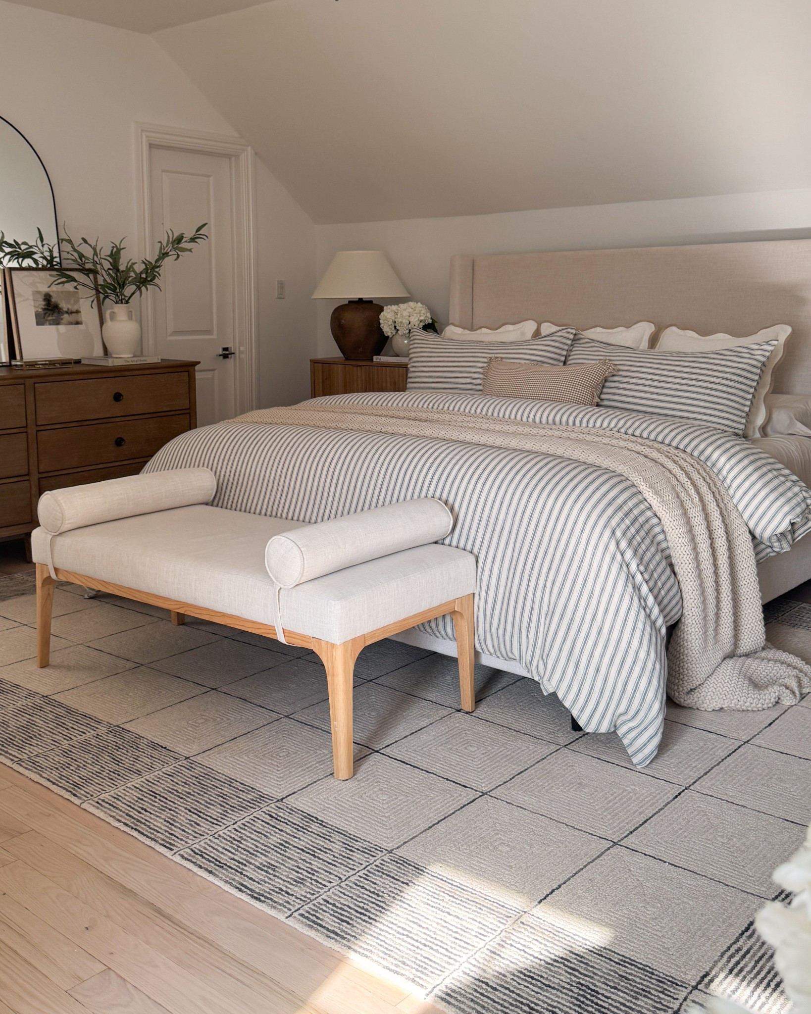 I’ve been getting so many questions about this bedroom bench! Honestly, it’s been such a cozy addition to my bedroom — functional, stylish, and under $200 from Target. I’m obsessed! 🤩 

#TargetFinds #BedroomBench #CozyBedroom #HomeInspo #NeutralHomeDecor


#LTKHome #LTKSummerEdit #LTKStyleTip