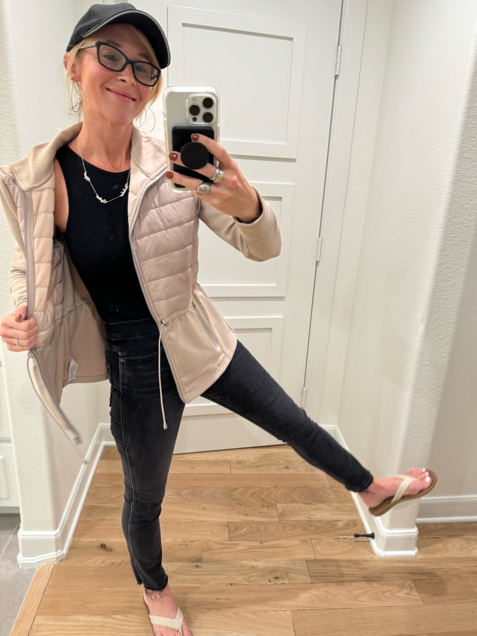 Walmart for the win! 😍🙌 Nope, not lululemon! This jacket is from Walmart and under $25! I’m wearing a size small. 