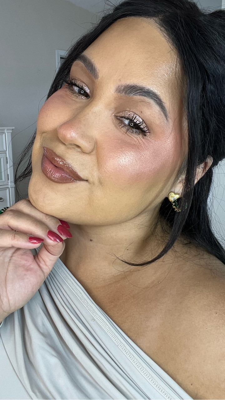 Over 40 makeup tip!! If you apply highlighter underneath your blush you’ll get the most radiant blurred effect! 

All products are always listed in #ltk 

#highlighters #over40makeup #over50makeup #realskin #matureskin #nofiltermakeup 

@fentybeauty @saiebeauty @morphebrushes

#LTKBeauty #LTKOver40 #LTKFindsUnder50