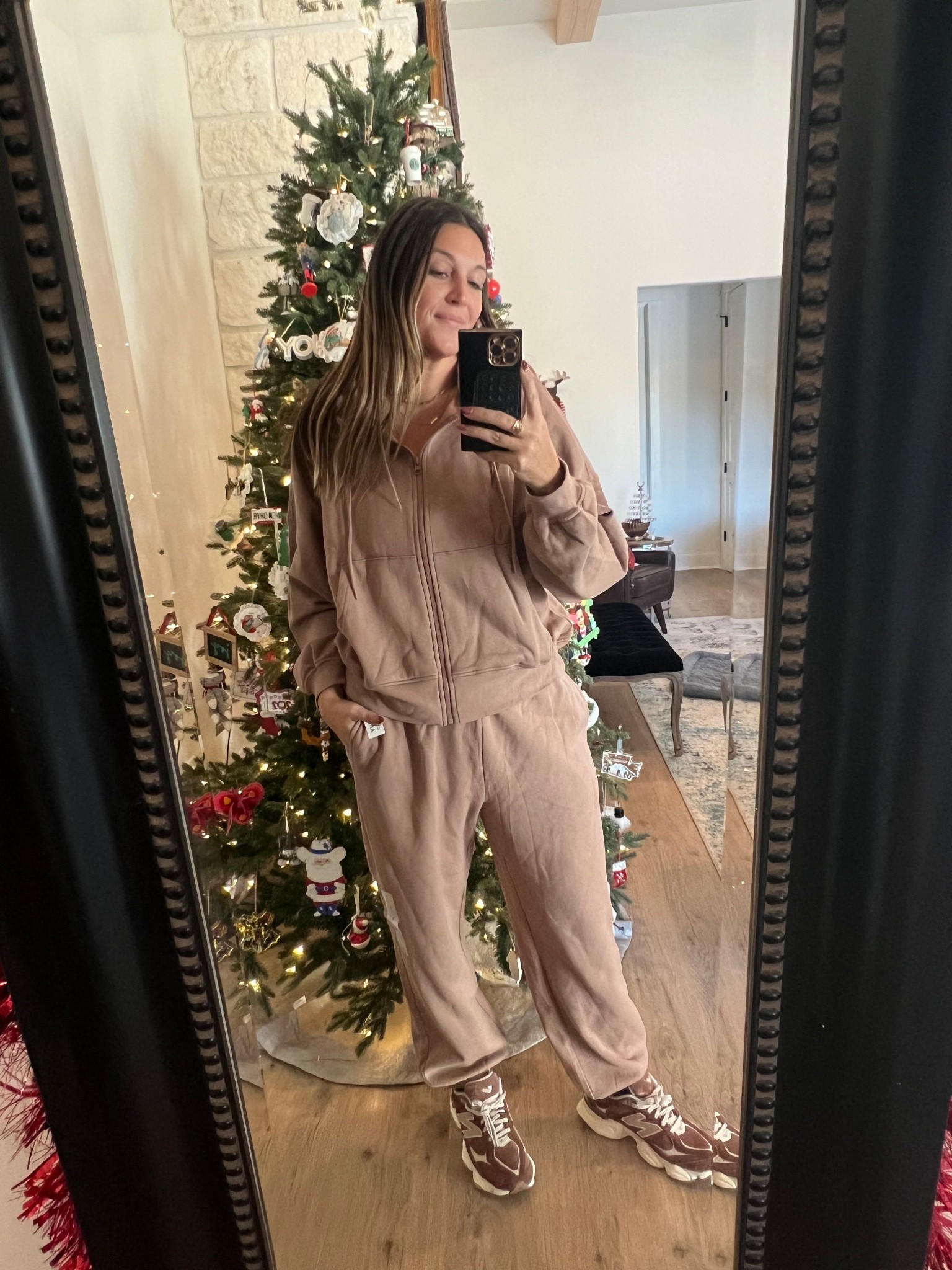 Old navy NAILED it with this monochromatic sweat suit. So cozy! Great deal!!!  (Pants come in petite, regular and Tall!!) ON SALE‼️‼️
