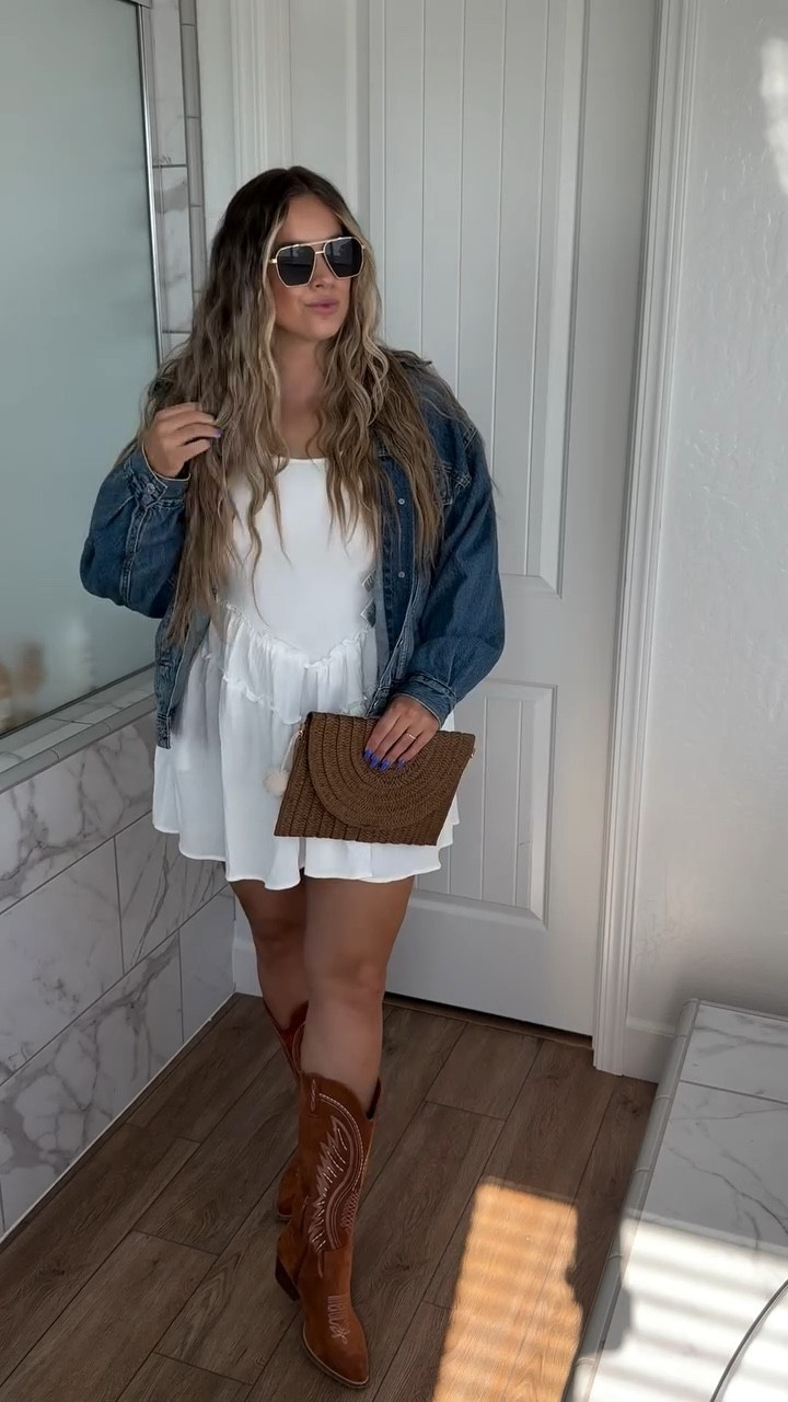 The cut of this dress is SO flattering for hiding tummy's! Perfect for summer and you could even throw a sweater over for breezy nights. 

#midsizefashion #midsizefashionblogger #howto #ootd #countrygirls #cowgirlboots #summerfashion