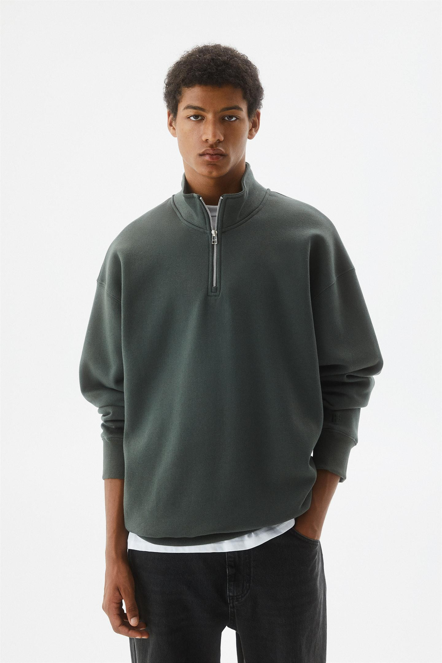 Buntes Basic-Sweatshirt mit Reißverschluss am Kragen | PULL and BEAR DE