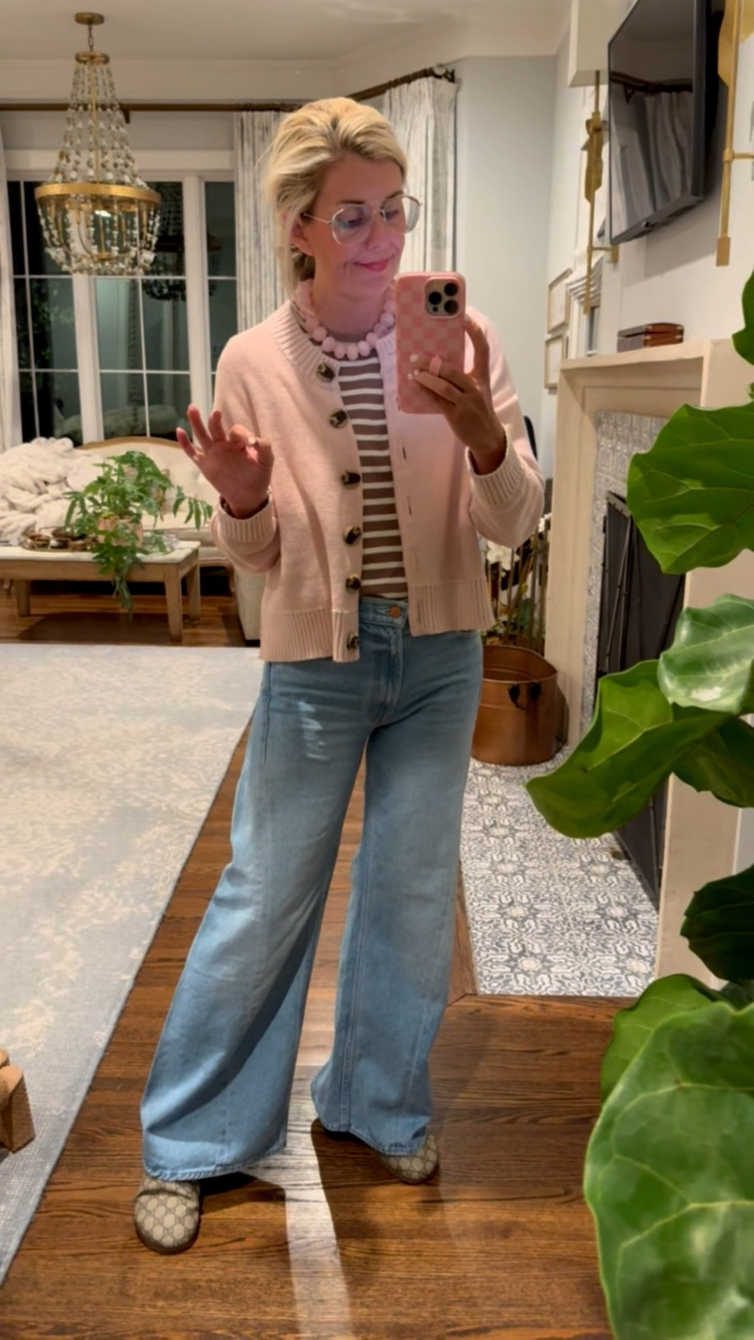 OOTN…viral cardigan, favorite Tnuck tee and the amazing petite jeans by Mother! 
Tee & Cardigan - xs
Jeans - 26 petite
Shoes - 38 tts 
Lip color - Merle Norman Peach Brandy
*Use code mixandmatchmadness at Loopy

#LTKootd #LTKdayinmylife #LTKmomlife