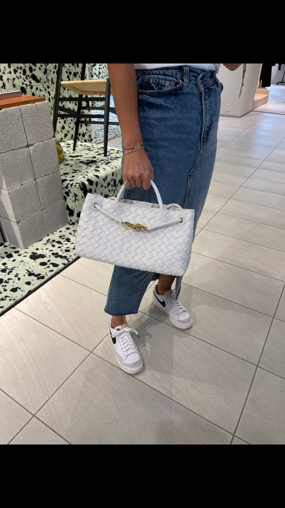 Its a #bottegaveneta vibe this fall  #handbags #fallhandbags #musthavebags #stylistpicks 

#LTKSeasonal #LTKitbag #LTKstyletip