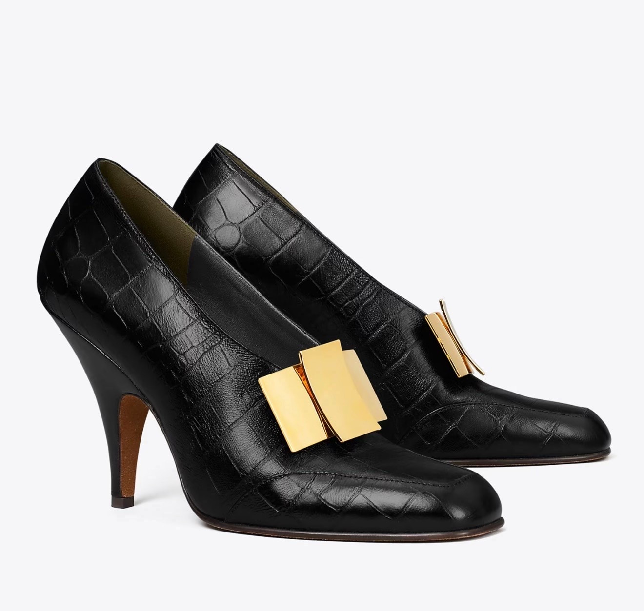 BUNNY KNOT PUMP
Tory Burch

Seen on the Fall/Winter 2026 runway, the Bunny Knot Pump is crafted in croc-embossed Italian vachetta with a high vamp, softly squared toe and decorative topstitching. Our Bunny Knot motif

#LTKootd #LTKWorkwear #LTKTravel