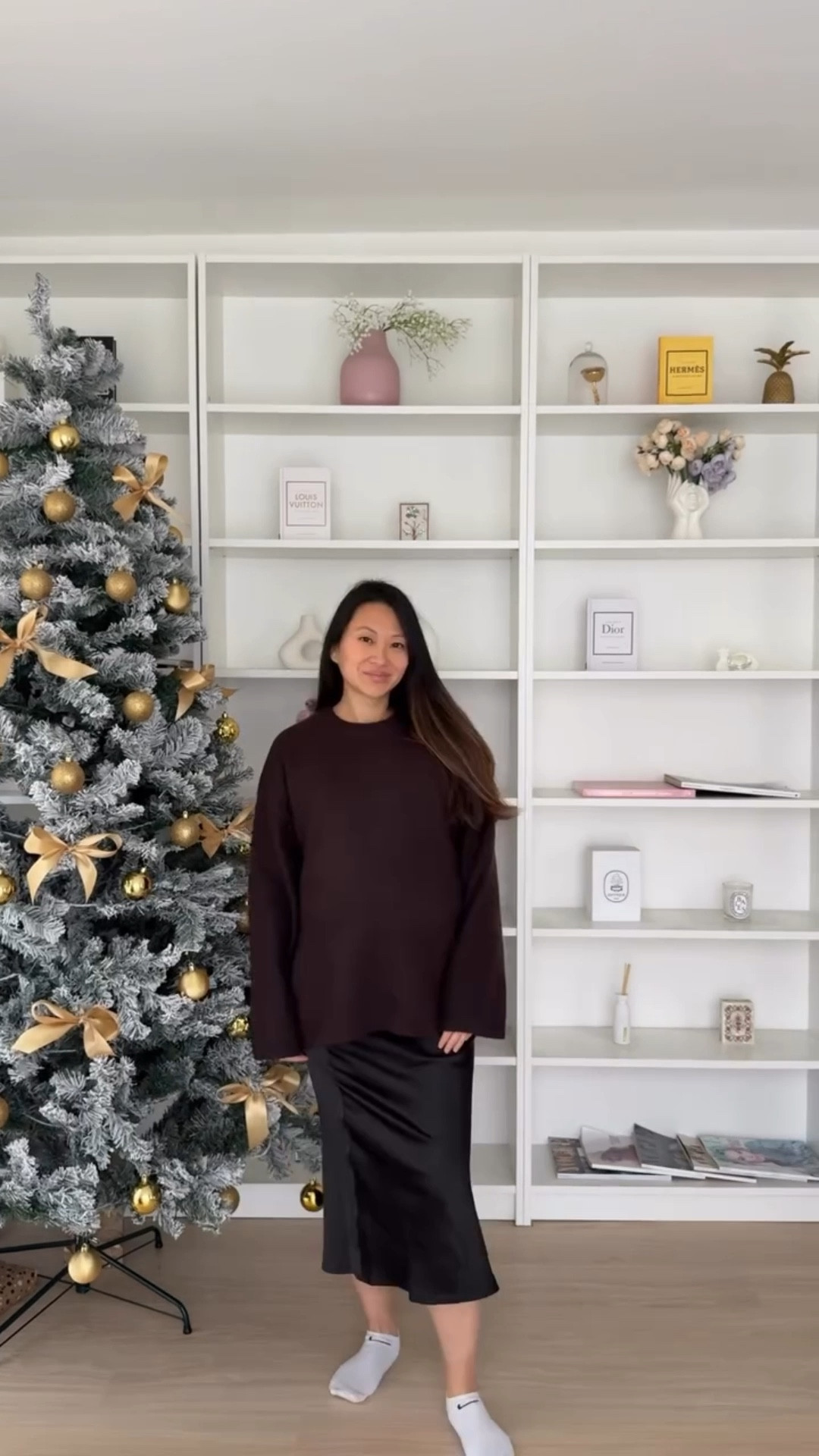 When nothing fits and everything needs to be loose… you lean into it. Maternity outfits I’ve been wearing in and out of the house — comfort first, style still trying her best 😅. Merry Christmas 🎄🤍