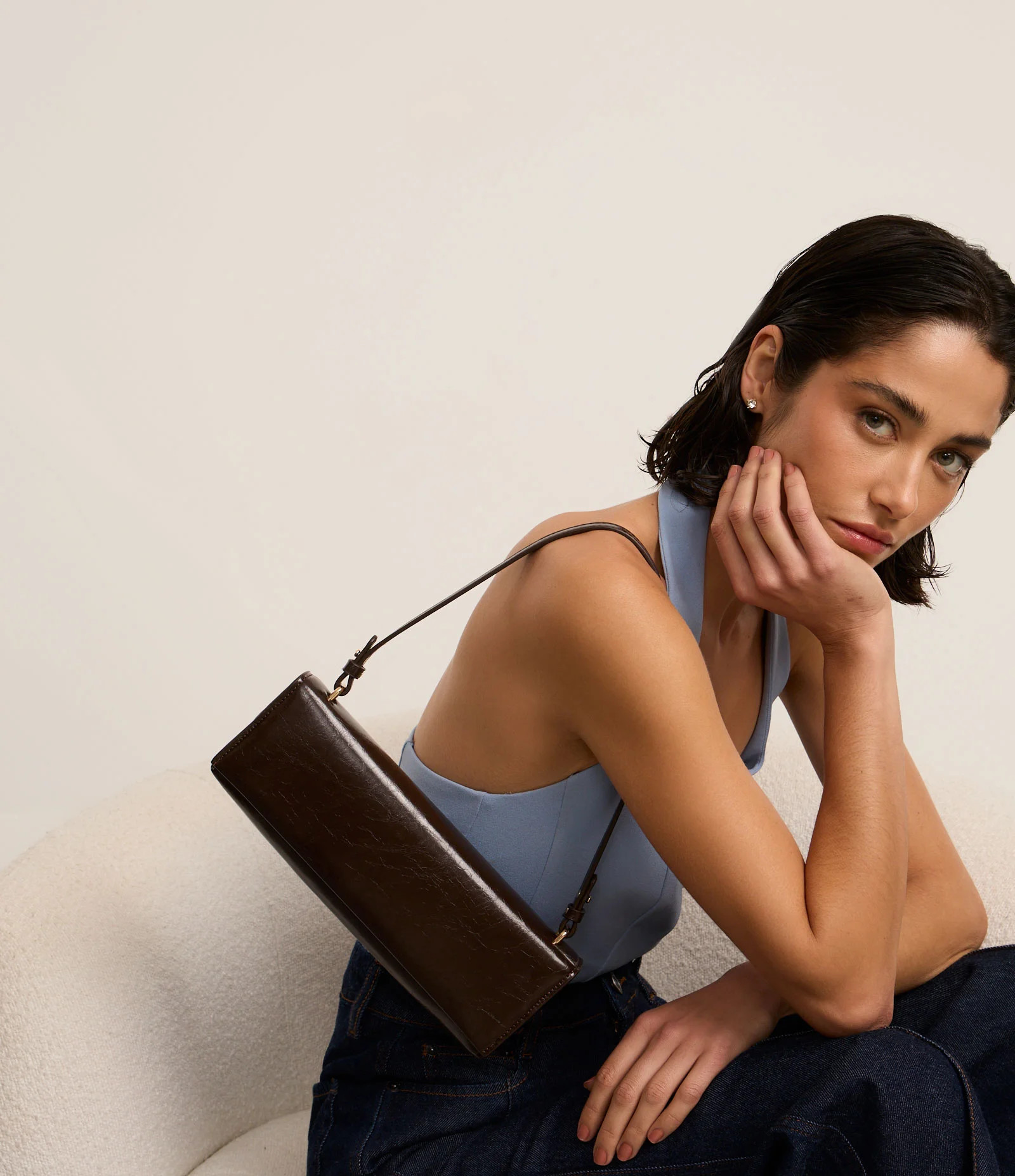 Bolsa Baguete Fina Pequena com Tampa e Alça Longa Marrom - Lojas Renner | Renner (BR)