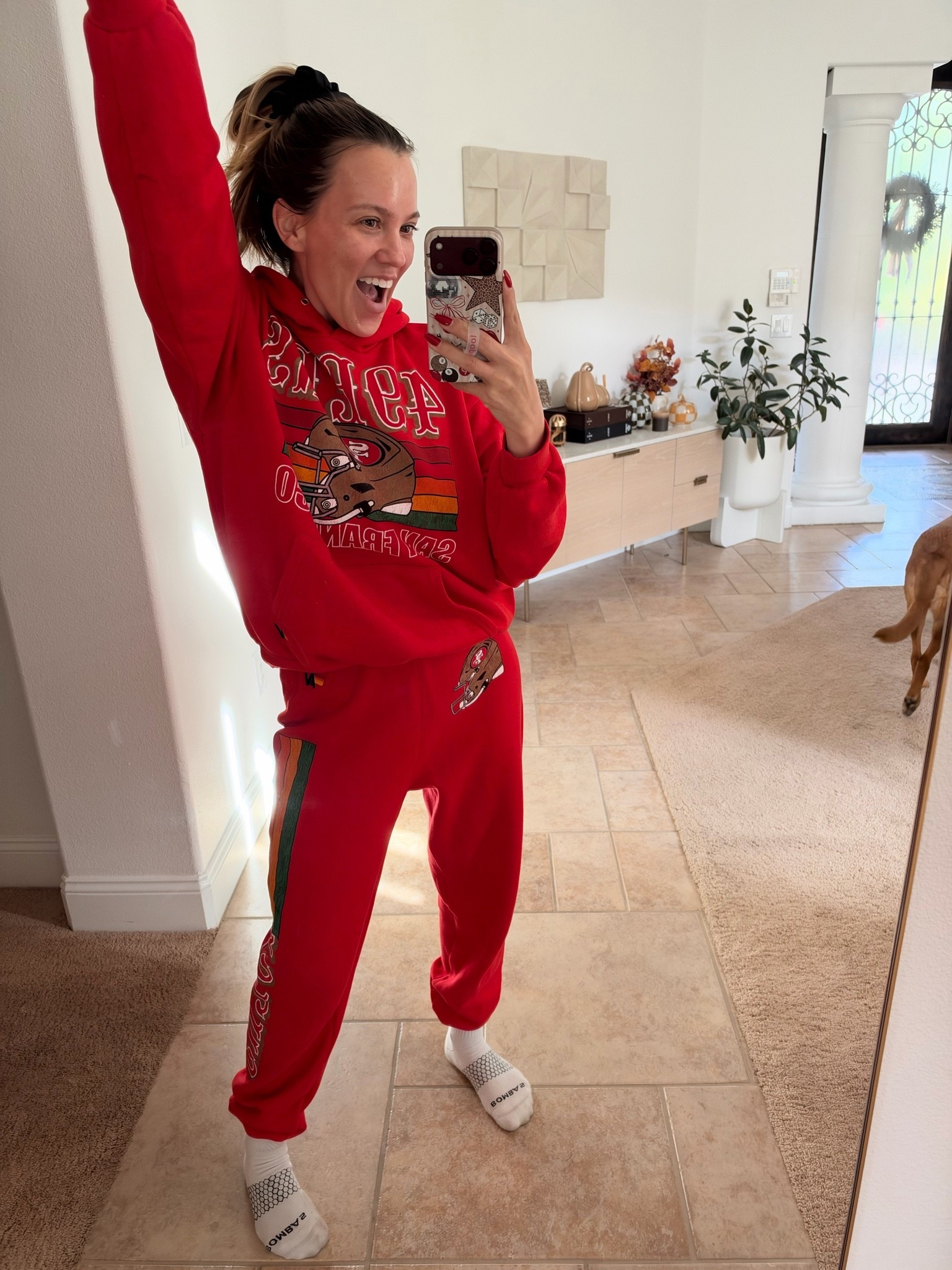 49ers sweat set. pants run small! if you’re in between sizes or prefer a looser fit, size up! I got Mediums.