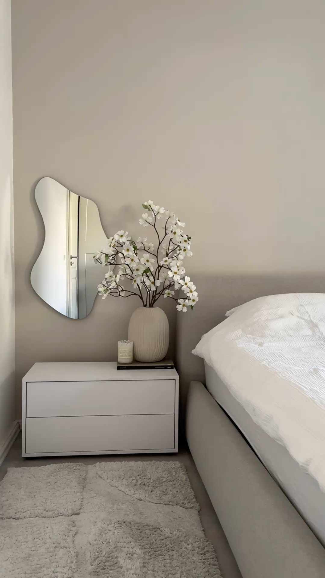 Schlafzimmer Ideen Interiör Inspo Bett Spiegel Teppich Läufer Nachttisch Bettwäsche Musselin Decke Vase Deko Kerze Kunstblumen Ikea westwing hmhome

#LTKeurope #LTKdeutschland #LTKhome