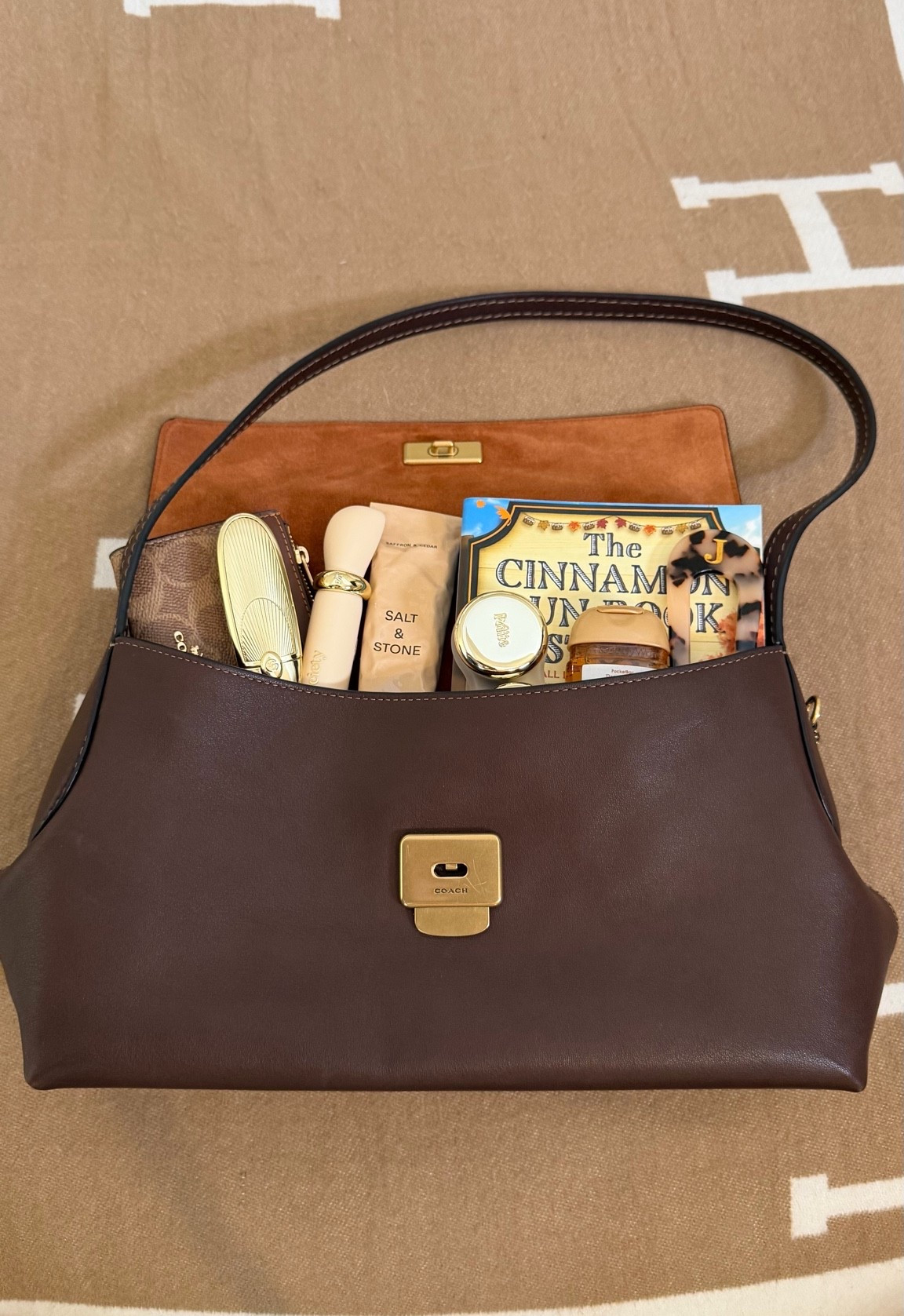 What’s in my coach Chelsea 30 👜
Coach outlet card holder
Guerlain custom lipstick case polite society mascara and eyeshadow
Bath and body works hand sanitizer
Cinnamon bun bookstore

#LTKdayinmylife